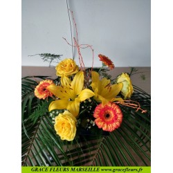 Composition dans une coupelle lys,roses et germinis disponible en plusieurs coloris 2